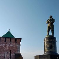 Памятник Валерию Чкалову на вершине лестницы