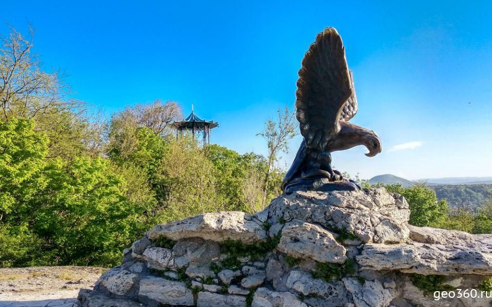 Скульптура Орла на горе Горячей