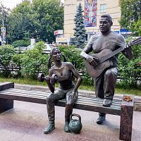 Памятник группе Любе - Дуся-агрегат и Николай Расторгуев