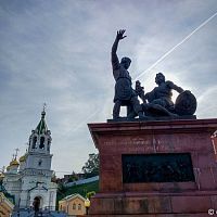 От стен кремля и площади Народного ополчения начинается улица Рождественская